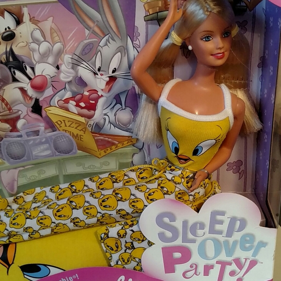 Sleep over party Barbie with Warner Bros friends - Picture 3 of 4